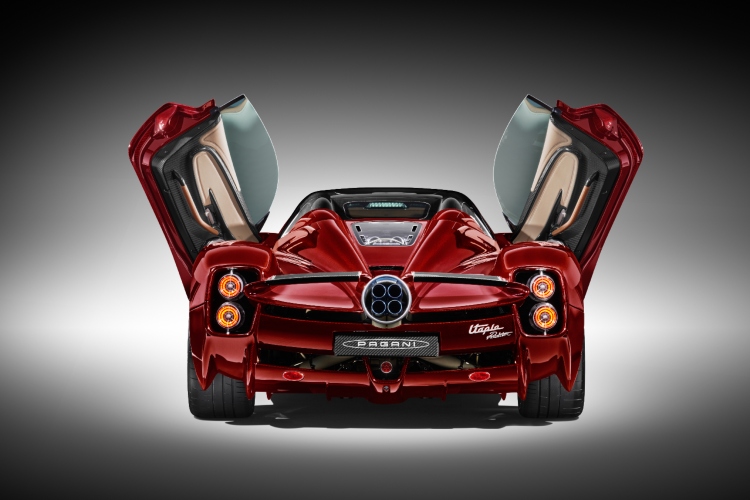 pagani-utopia-roadster-umetnicko-remek-delo-koje-savrseno-kombinuje-performanse-i-luksuz-2